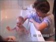 Fenna en Anne in bad